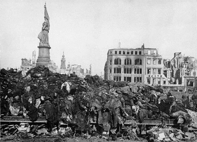 Остатки сожженных людей после англо-американских бомбардировки Дрездена