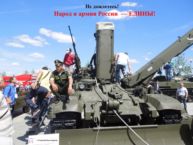 Гражданские россияне на грозной боевой машине